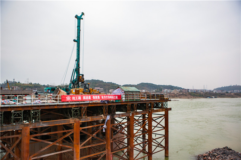 水下钻孔80米，，，，，，必发智能旋挖钻机震撼施工时势