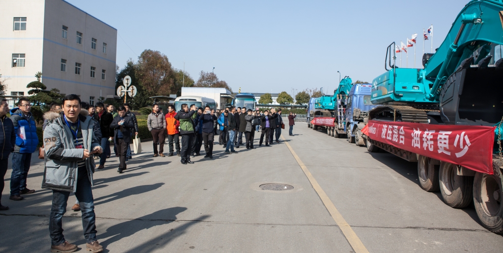 就这样被你征服！必发智能100台液压混淆动力挖掘机挺进矿山