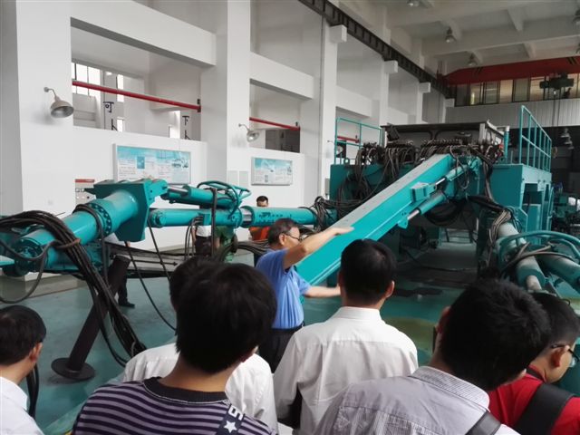 鹤发银丝映日月，，，，赤心热血沃新花