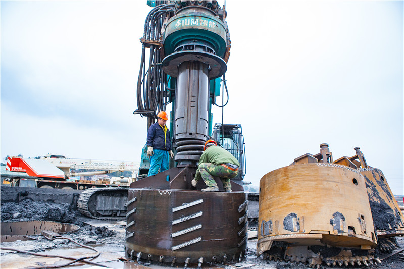 水下钻孔80米，，，，，，必发智能旋挖钻机震撼施工时势
