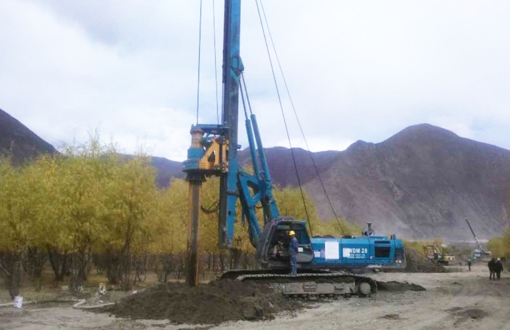 必发智能二十台旋挖钻机高原施工放异彩