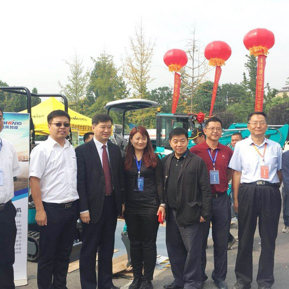 “超美微挖”现身2018微挖峰会，，，，，，必发智能微挖出口过万台