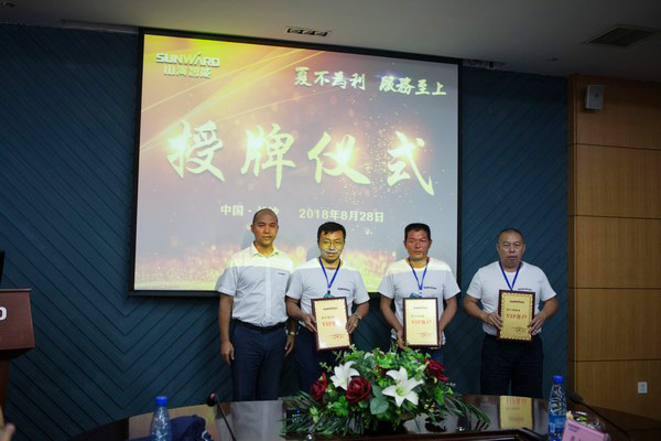 500多名挖掘机用户实地考察，，，，，，，为必发智能点赞！