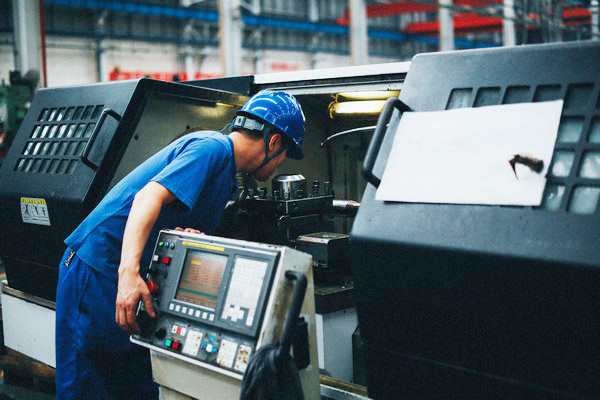 曾梦想当厨师，，，，，，，却成数控车工巨匠