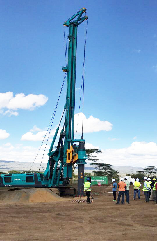 肯尼亚总统高度赞赏，，，，，乞力马扎罗山下必发绿闪灼