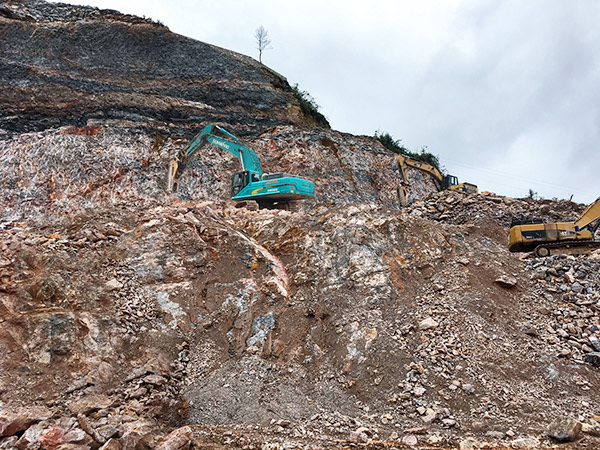 看石场风云怎样演绎？？？必发智能矿山战神SWE470E大型挖掘机一锤定音！