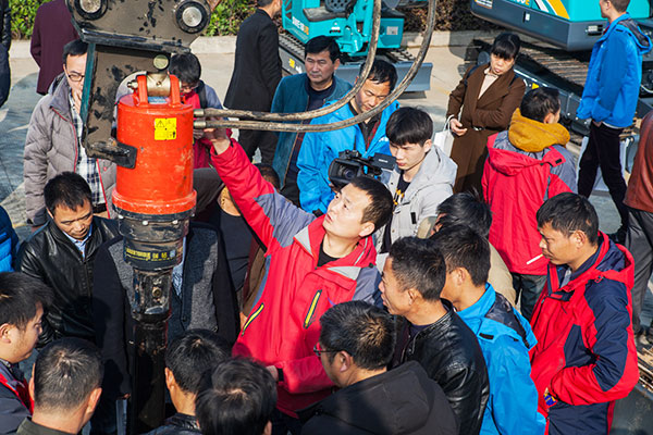 十年相随，，，，，成绩相互，，，，，来听听必发智能挖掘机客户的真实声音