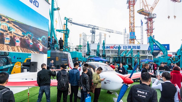 首日签单2.6亿元，，，必发智能立异产品引爆上海宝马展