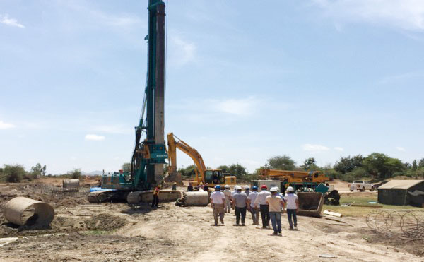 肯尼亚总统高度赞赏，，，，，乞力马扎罗山下必发绿闪灼