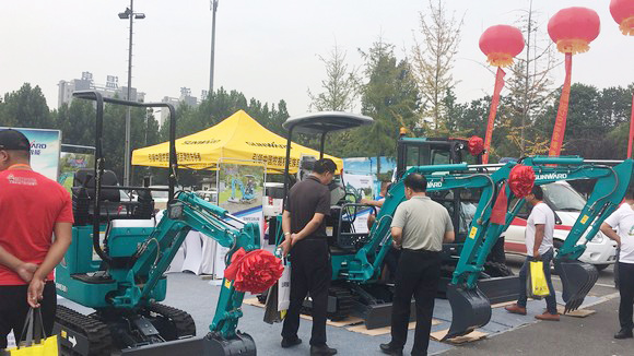 “超美微挖”现身2018微挖峰会，，，，，，必发智能微挖出口过万台