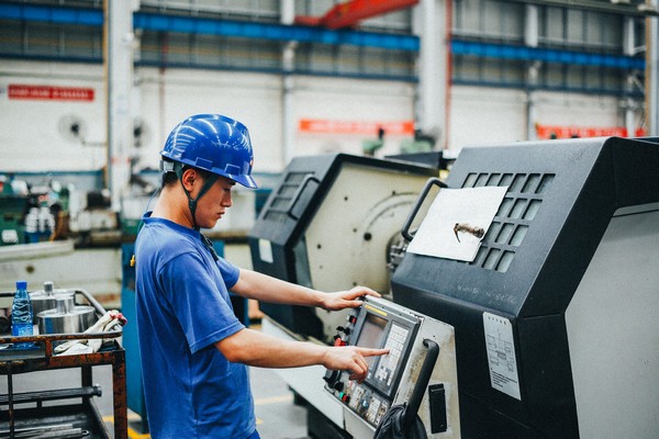 曾梦想当厨师，，，，，，，却成数控车工巨匠