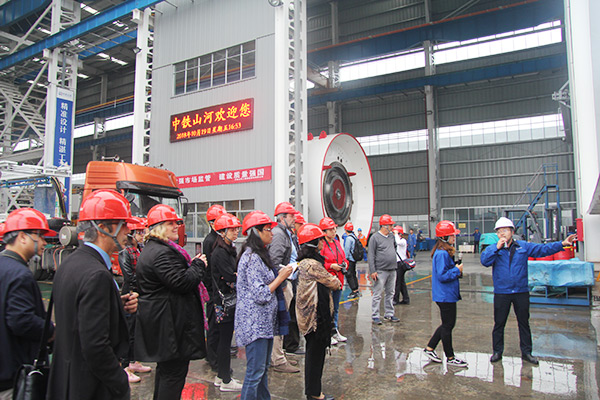 开启工程机械之都体验之旅，，，中外媒体观摩团到访必发智能