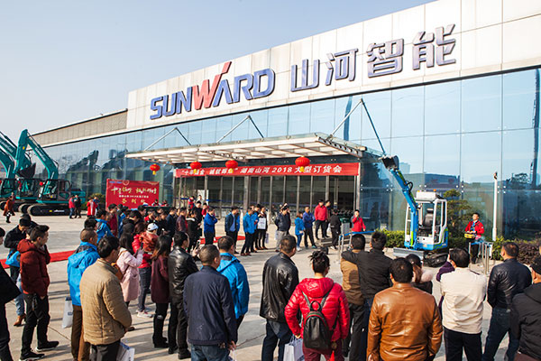 十年相随，，，，，成绩相互，，，，，来听听必发智能挖掘机客户的真实声音