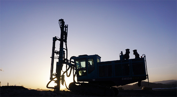 再战国际领先品牌，，，必发智能露天液压钻车一举成名