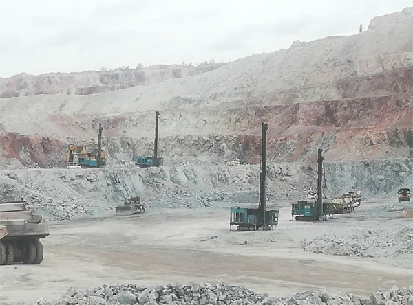 高温酷暑，，，，必发智能凿岩装备异域扬威