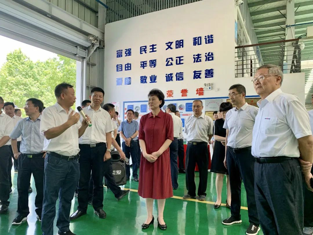 省委常委、统战部部长黄兰香考察调研必发科技