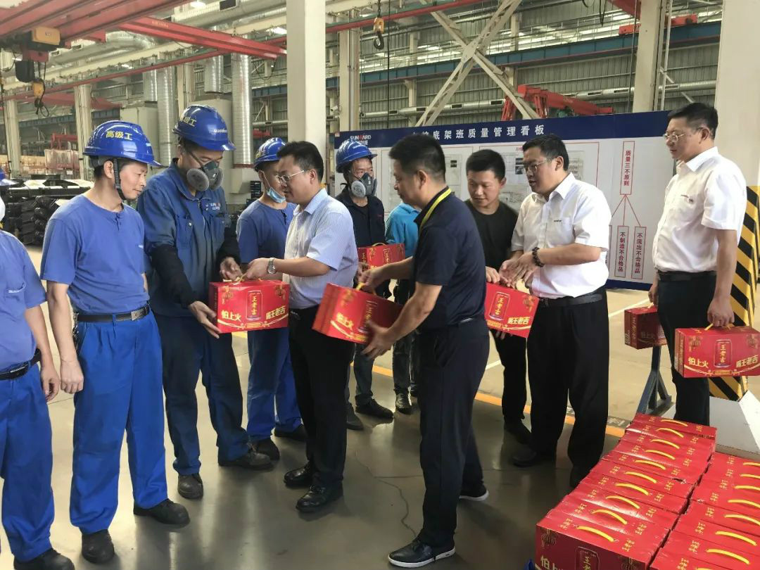 夏日炎炎送清凉，，，，，，，区总眷注暖人心