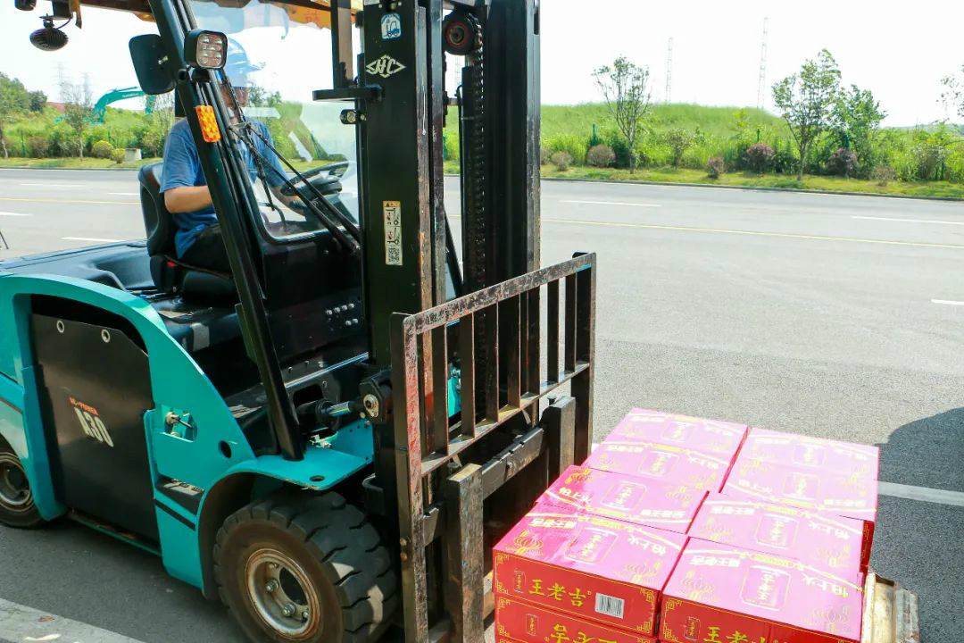 情系职工送清凉，，，，，，殷切眷注鼓劲头——必发智能开展夏日送清凉活动