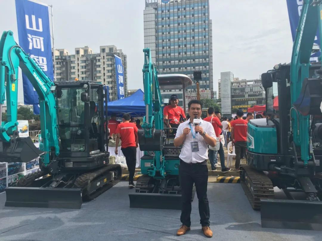 2020全球微挖大会 必发智能精品微挖赢得满堂彩