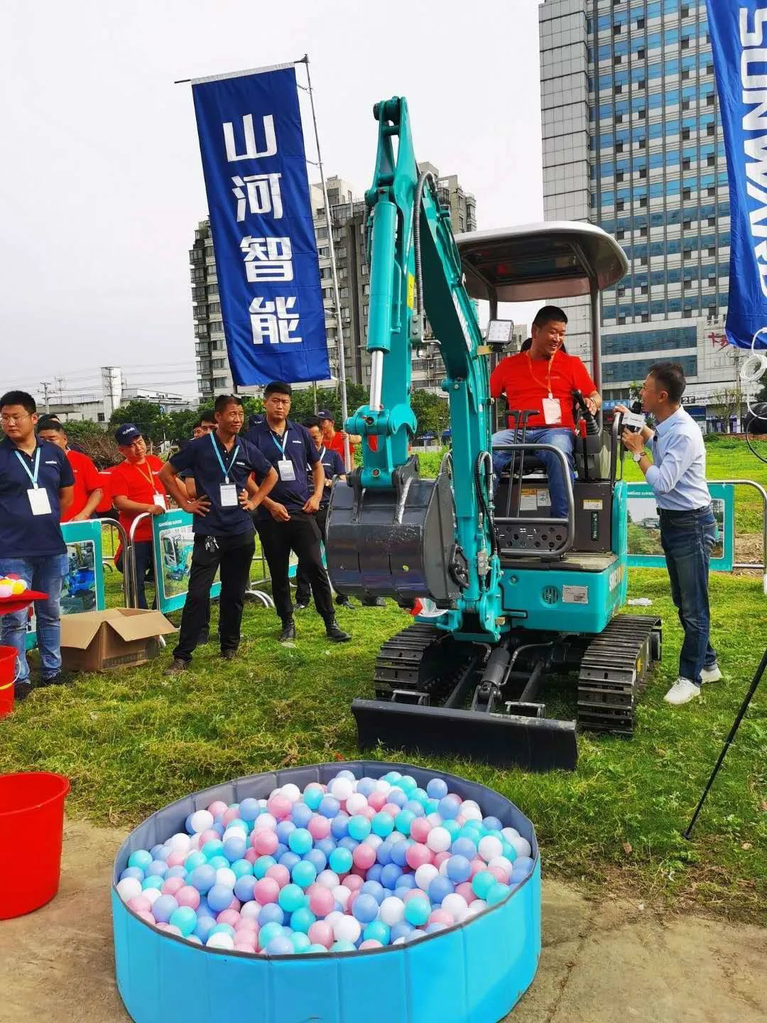 2020全球微挖大会 必发智能精品微挖赢得满堂彩