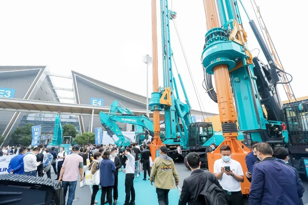 何清华出席长沙国际工程机械工业链生长峰会，，，，走“双循环”蹊径要害在于“要做好自己的事情”