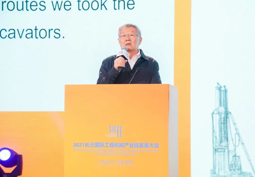 何清华出席长沙国际工程机械工业链生长峰会，，，，走“双循环”蹊径要害在于“要做好自己的事情”