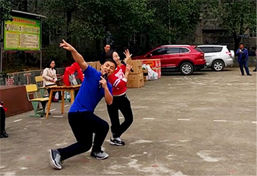 践行雷锋精神捐建“必发梦图书馆”