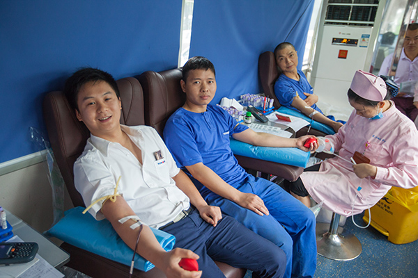 必发智能百余员工 冒雨争相献血