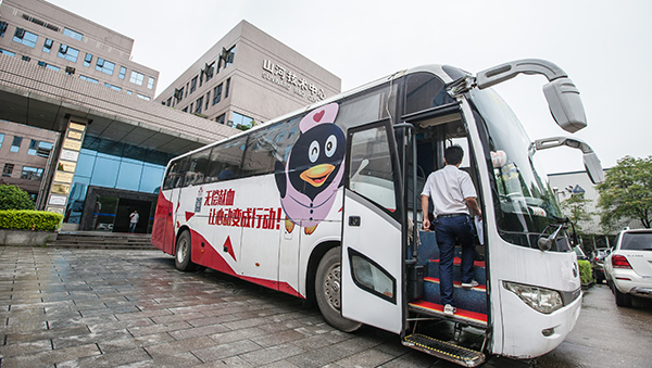 必发智能百余员工 冒雨争相献血