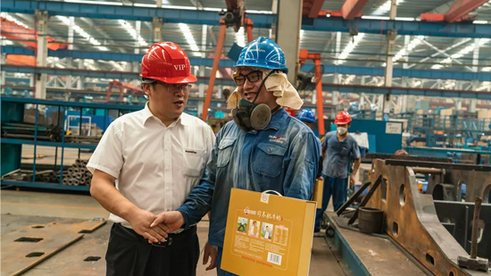 万力集团“送清凉”活动，，，，，，慰问一线员工