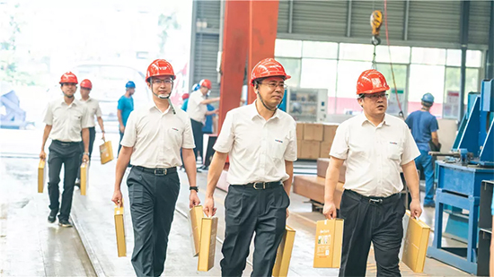 万力集团“送清凉”活动，，，，，，慰问一线员工