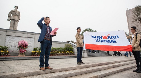 爱岗敬业，，，，，践行雷锋精神