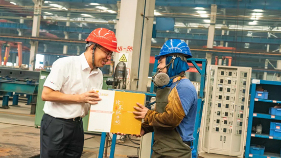 万力集团“送清凉”活动，，，，，，慰问一线员工