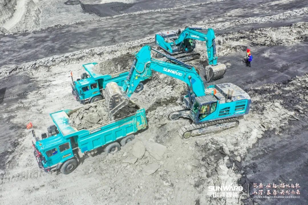 “矿”世能手，，，，，齐聚必发智能挖掘机操作手挑战赛