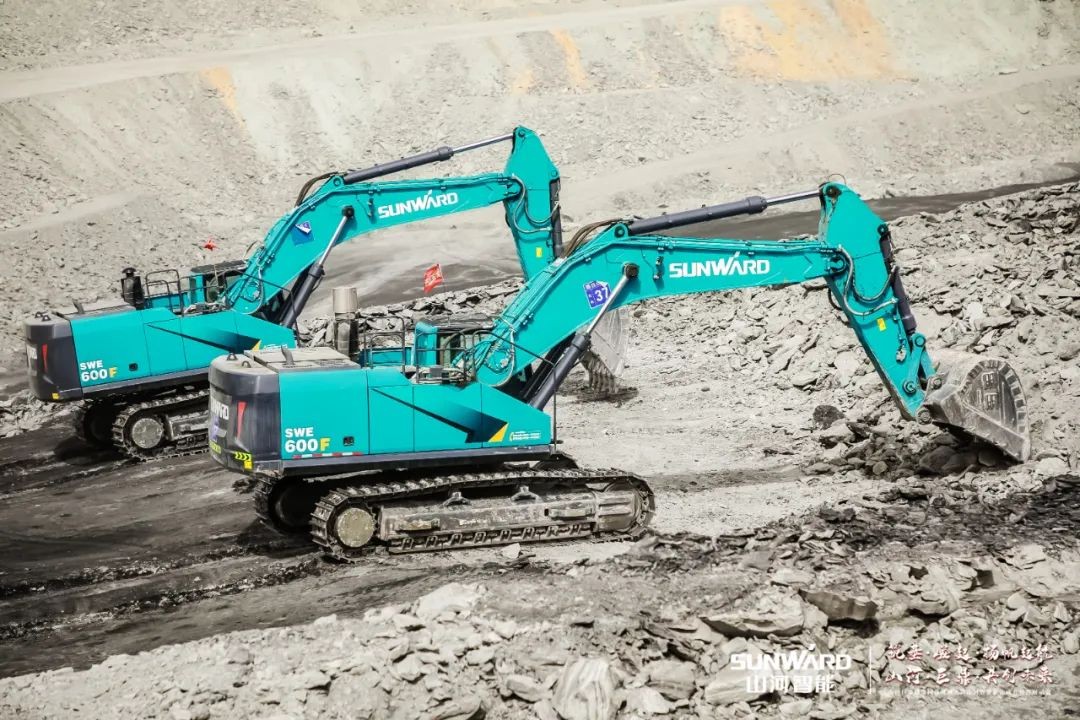 “矿”世能手，，，，，齐聚必发智能挖掘机操作手挑战赛