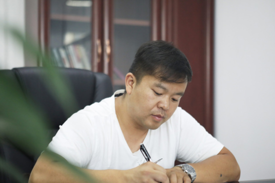 六年六台挖机 邓老板是个“必发迷”