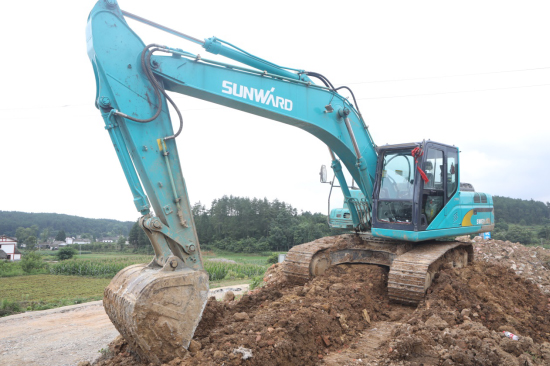 六年六台挖机 邓老板是个“必发迷”