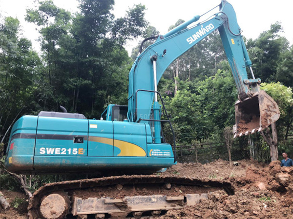 必发智能SWE 215E挖掘机是他的左膀右臂！