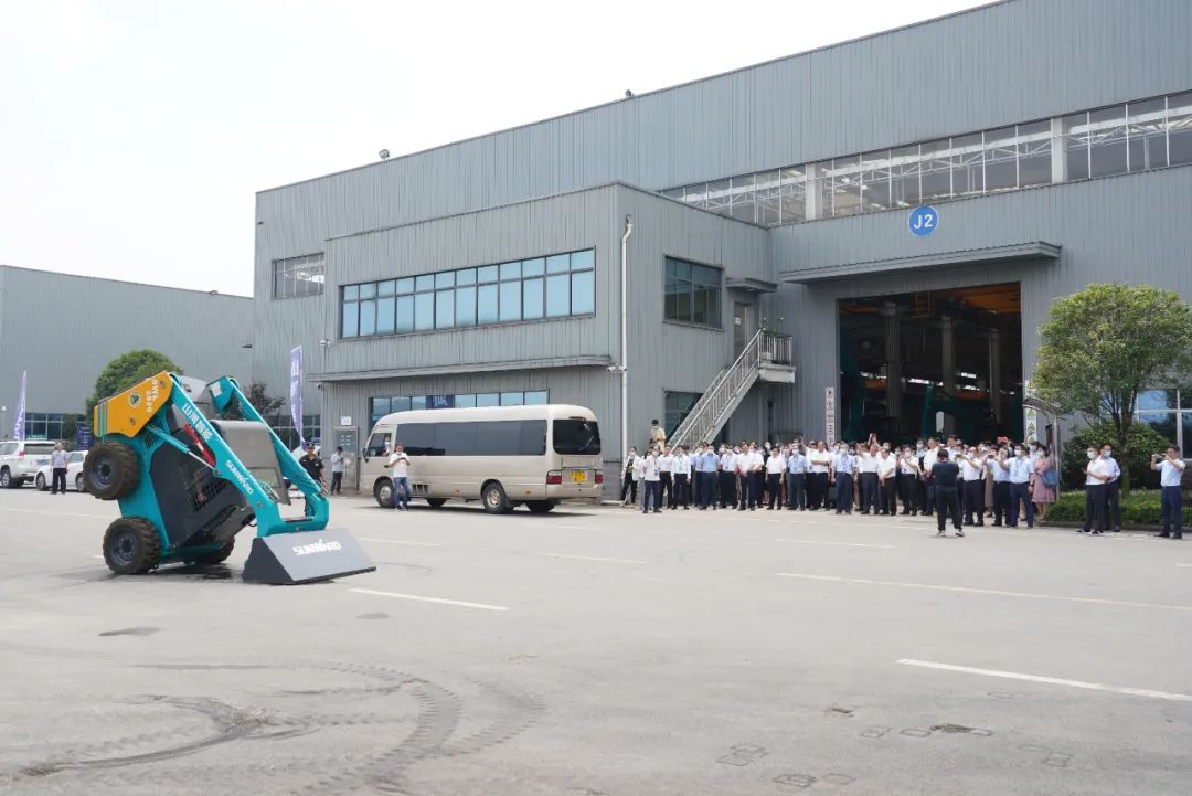 天下战略性新兴工业集群建设考察团调研必发智能