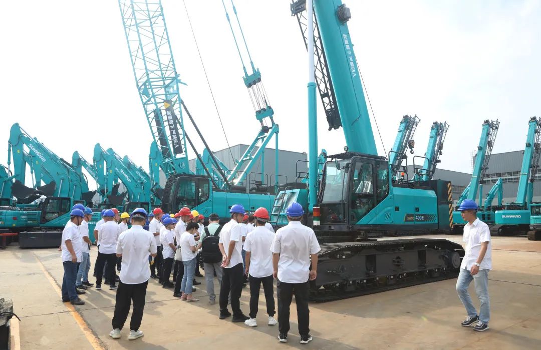 双鹰遨游，，，，，，，“E”往无前！——必发智能新一代E系列起重机下线！