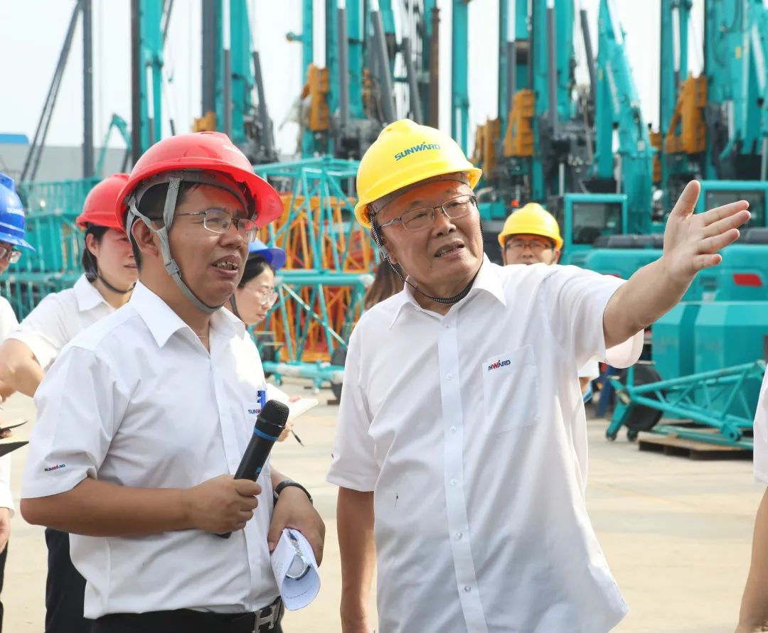 双鹰遨游，，，，，，，“E”往无前！——必发智能新一代E系列起重机下线！