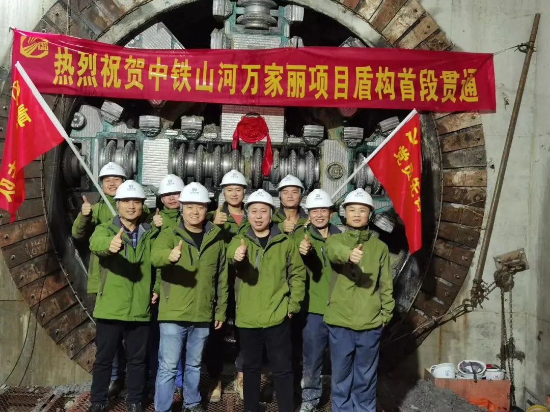 掘进1978米，，，，，，，中铁必发首条盾构法施工隧道顺遂意会