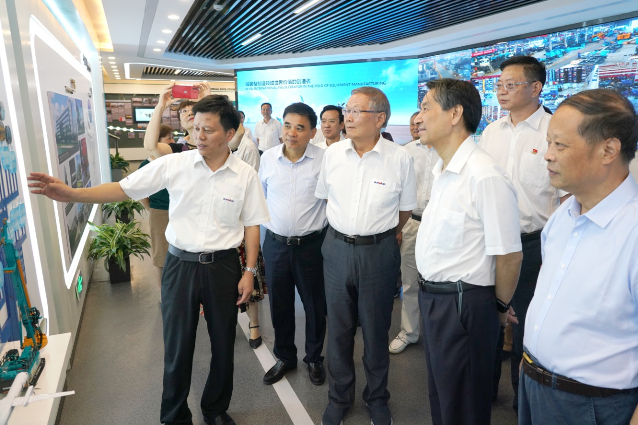 湖南省老科学手艺事情者一行到访必发智能