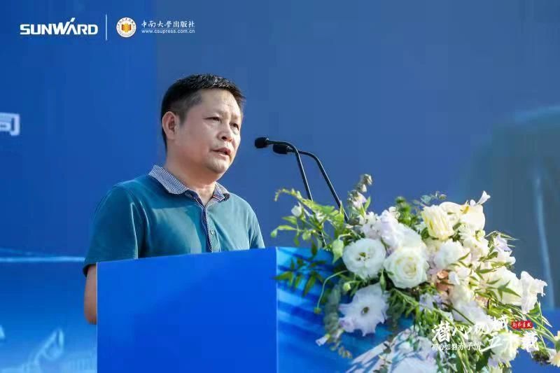 《何清华潜心机械五十年》新书宣布，，，，，，，背后尚有这些故事