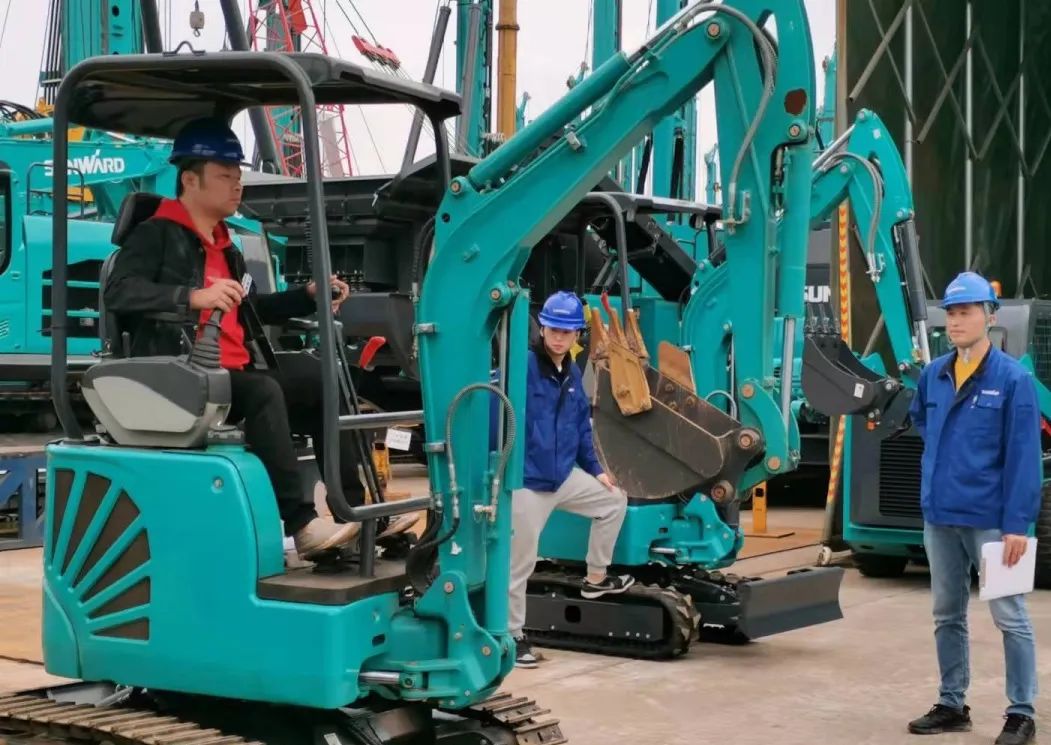 一起来“找茬”！10位“超等体验官”试驾必发智能最新“F系列”挖掘机