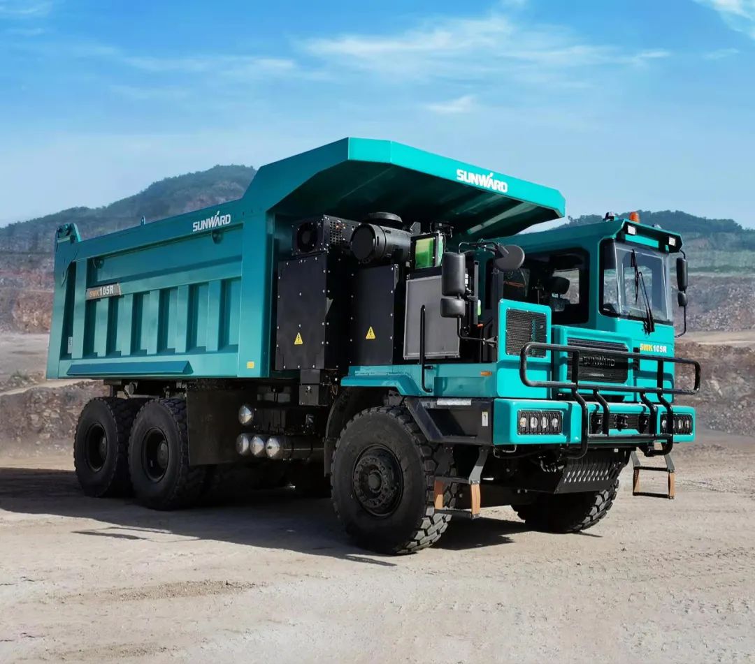 新能源，，，，长续航！必发智能首台LNG增程式宽体矿卡下线交付