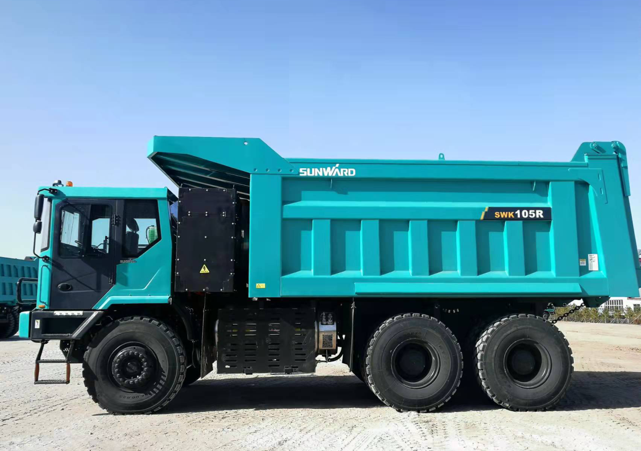 新能源，，，，长续航！必发智能首台LNG增程式宽体矿卡下线交付