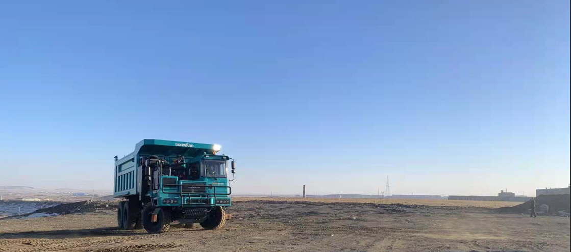 新能源，，，，长续航！必发智能首台LNG增程式宽体矿卡下线交付