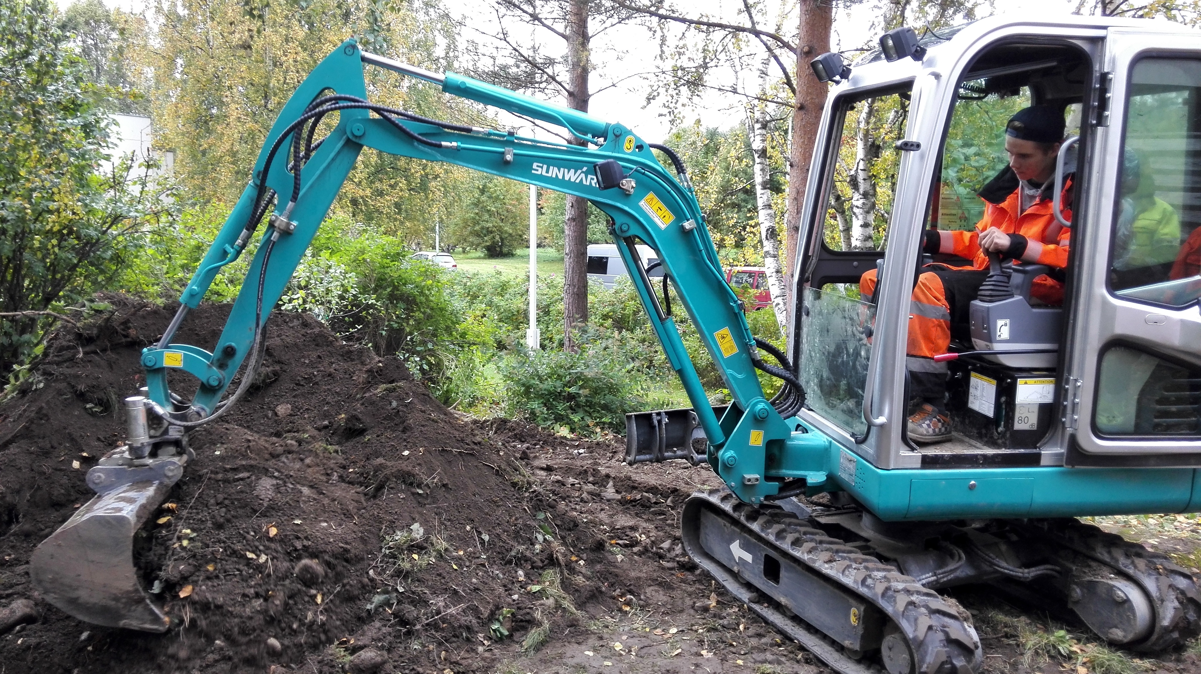 国产小型挖掘机价钱几多钱一台？？？？？？？