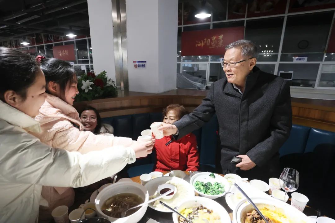 必发智能董事长何清华与留厂员工一起过大年！